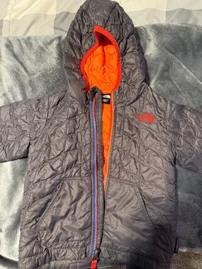 The North Face Kids Hooded Puffer Jacket in Charcoal with Orange Lining